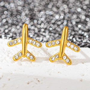 Gros plan de boucles d'oreilles en forme d'avion plaquées or 18 carats et strass brillants