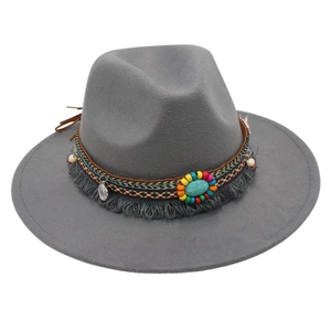 Dettaglio di cappello in feltro grigio con pietra turchese e fascia stile bohémien