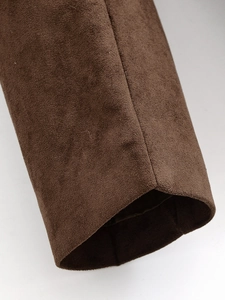 Détail de la texture et des coutures du blazer en daim vert olive sur la manche