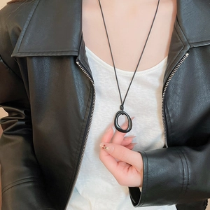 Détail du collier avec pendentif circulaire géométrique irrégulier en huile noire