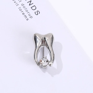 Creative silver alloy tooth brooch with a sparkling round zircon in a 45-degree view