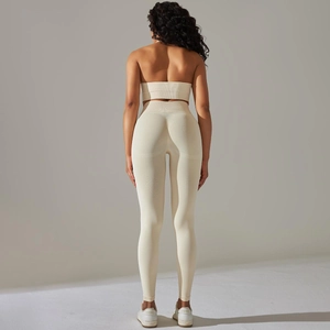 Makro-Detail der Rippstruktur und des hohen Bunds am nahtlosen Yoga-Set in Creme
