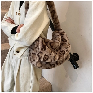 Detalle de bolso de hombro de felpa con estampado de leopardo para un estilo otoñal