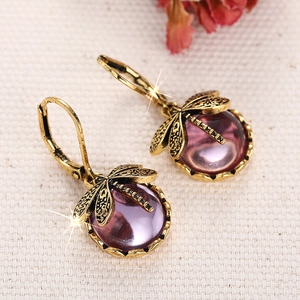 Details von Vintage-Libellen-Ohrringen aus Gold mit lila durchscheinenden Perlen