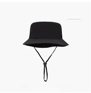Dettaglio cappello alla pescatora nero ultrasottile con cordino regolabile e tessuto tecnico