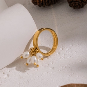 Eleganter Ring aus vergoldetem Edelstahl mit echten Süßwasserperlen-Quasten