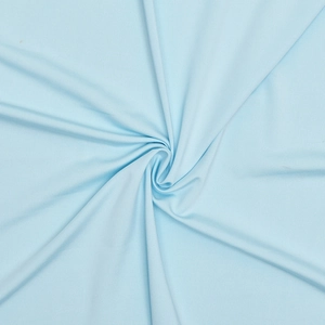 Détail rapproché du tissu en maille bleu clair montrant les plis et la texture douce
