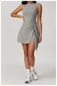 Détail d'une robe de sport grise sans manches avec taille croisée et nœud latéral