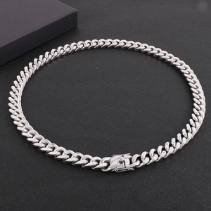 Vue détaillée du bracelet à maillons cubains en acier inoxydable poli à haute brillance