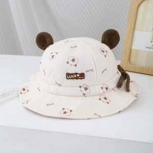 Détail du chapeau cloche hiver bébé avec oreilles d'ours, étiquette Luck et lanière crème