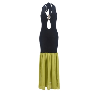Detail des Cut-out-Oberteils mit Schlangen-Metallring und zweifarbigem Maxikleid-Design
