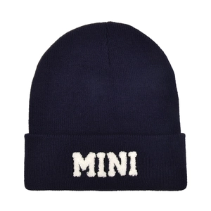 Dettaglio del berretto in maglia blu scuro con ricamo MINI e trama del tessuto