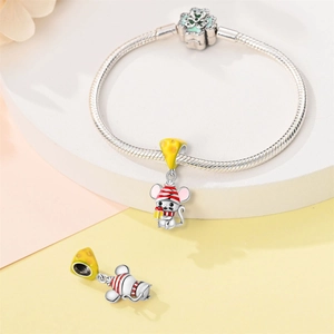 Dettaglio del bracciale a catena serpente d'argento con ciondolo topo e perla di formaggio