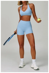 Dettaglio degli shorts da yoga a vita alta azzurri e del reggiseno sportivo
