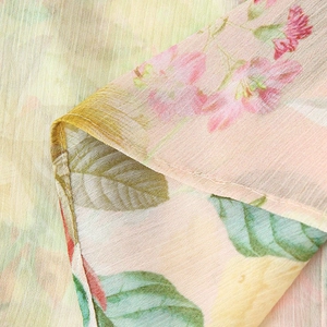 Nahaufnahme der leichten Chiffon-Bluse mit zartem rosa Blumen- und Blättermuster