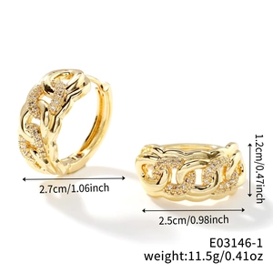 Detail view of gold Cuban chain earrings with dimensions 2.7cm and weight 11.5g