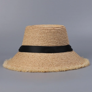 Detailaufnahme von Bast-Sonnenhut mit flachem Kopf, Fransenrand und schwarzem Satinband