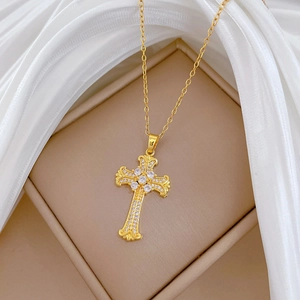 Lussuosa collana a croce in titanio dorato con cristalli scintillanti su seta bianca
