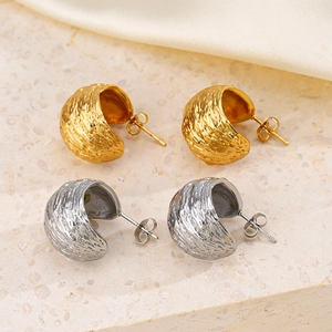 Boucles d'oreilles créoles géométriques en C dorées et argentées avec design texturé