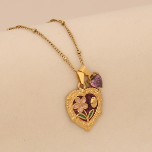 Détail du pendentif cœur avec rose rose, incrustation rouge et zircon violet poli