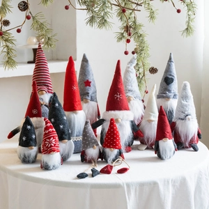 Collection de gnomes de Noël nordiques festifs avec chapeaux tricotés pour décor de table