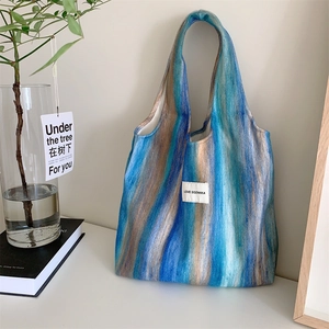 Détail d'un sac cabas en laine rayée avec l'étiquette tissée LOVE SOZAKKA