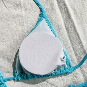 Dettaglio della fodera del top bikini azzurro con trama a nido d'ape e coppe rimovibili