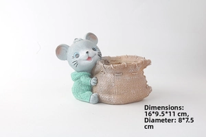 Dettaglio vaso in resina a forma di topo con dimensioni 16x9,5x11cm e apertura 8x7,5cm