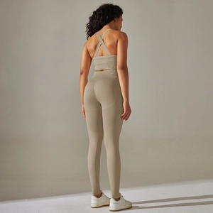 Detail von Cross-Back-Yoga-BH und hoch taillierten nahtlosen Lifting-Leggings in Khaki