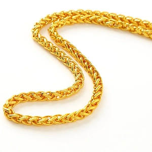 Collier hip hop en acier inoxydable doré avec chaîne tressée sur fond blanc pour homme
