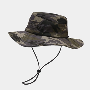 Détail d'un chapeau de soleil camouflage avec broderie de montagne latérale et œillets en métal