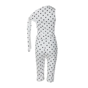 Detailansicht des weiß-schwarzen Polka-Dot-Sets mit One-Shoulder-Oberteil und verkürzter Hose