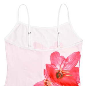 Détail de robe d'été rose avec fines bretelles réglables et imprimé floral rouge