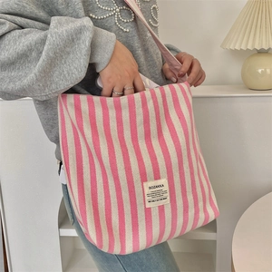 Dettaglio della trama della borsa tote in tela a righe rosa con tracolla larga