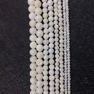 Gedetailleerde vergelijking van diverse maten witte schelpkralen voor DIY-sieraden maken