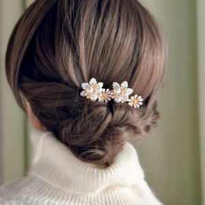 Épingle à cheveux de mariée avec perles et diamants, design floral sur base dorée