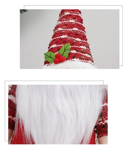 Makro-Detail von Strickmützen-Textur und weißem Kunstpelz-Bart des Weihnachtsgnoms