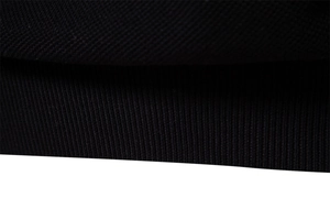 Detail der gerippten Strickbündchen und der hochwertigen schwarzen Stoffstruktur am Herrenpullover