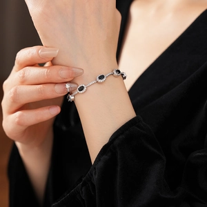 Makro-Detail von silbernem verstellbarem Armband mit schwarzen Zirkonia und Mikro-Kristallen