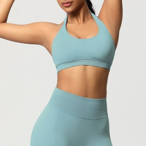 Détail du haut de yoga licou sans couture et legging taille haute en tissu vert clair