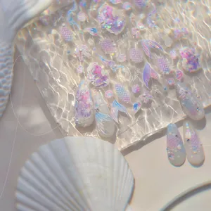 Vue détaillée de stickers ongles 3D sirène avec textures de coquillages et perles sur eau