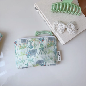 Détail d'une mini pochette en coton avec imprimé éléphant et feuilles tropicales et fermeture