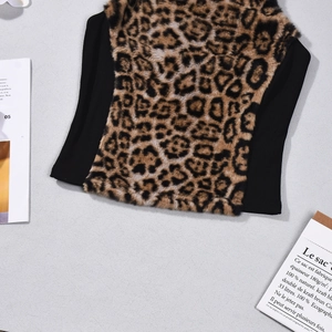 Dettaglio del gilet in ecopelliccia leopardata con inserti laterali a costine nere