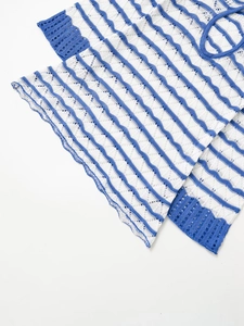 Detail des blau-weiß gestreiften Strickoberteils mit Wellenstruktur und Häkelmuster