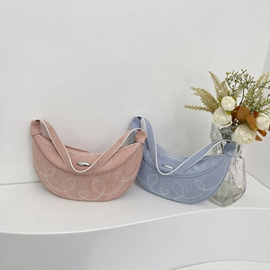 Borsa a spalla retrò stile dumpling con ricamo a cuore e cuciture a contrasto