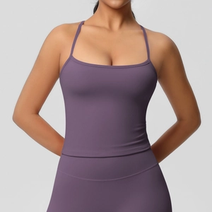 Dettaglio del reggiseno sportivo viola scuro con spalline sottili e tessuto spazzolato