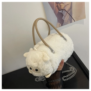 Dettaglio di una borsa a pecora in peluche bianco con consistenza soffice e catena