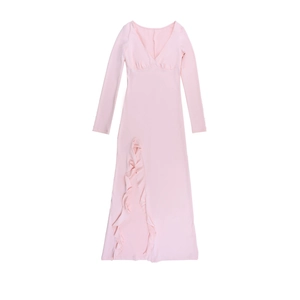 Détail de robe rose à manches longues, col en V, fente haute et volants élégants