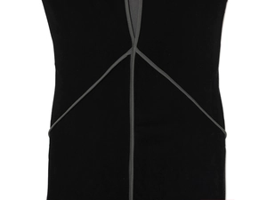 Détail de la robe en velours avec passepoil gris contrasté et coutures géométriques