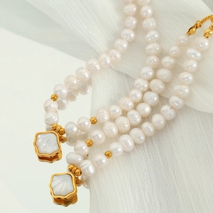 Elegant natural freshwater pearl bracelet with golden beads and shell-shaped pendant